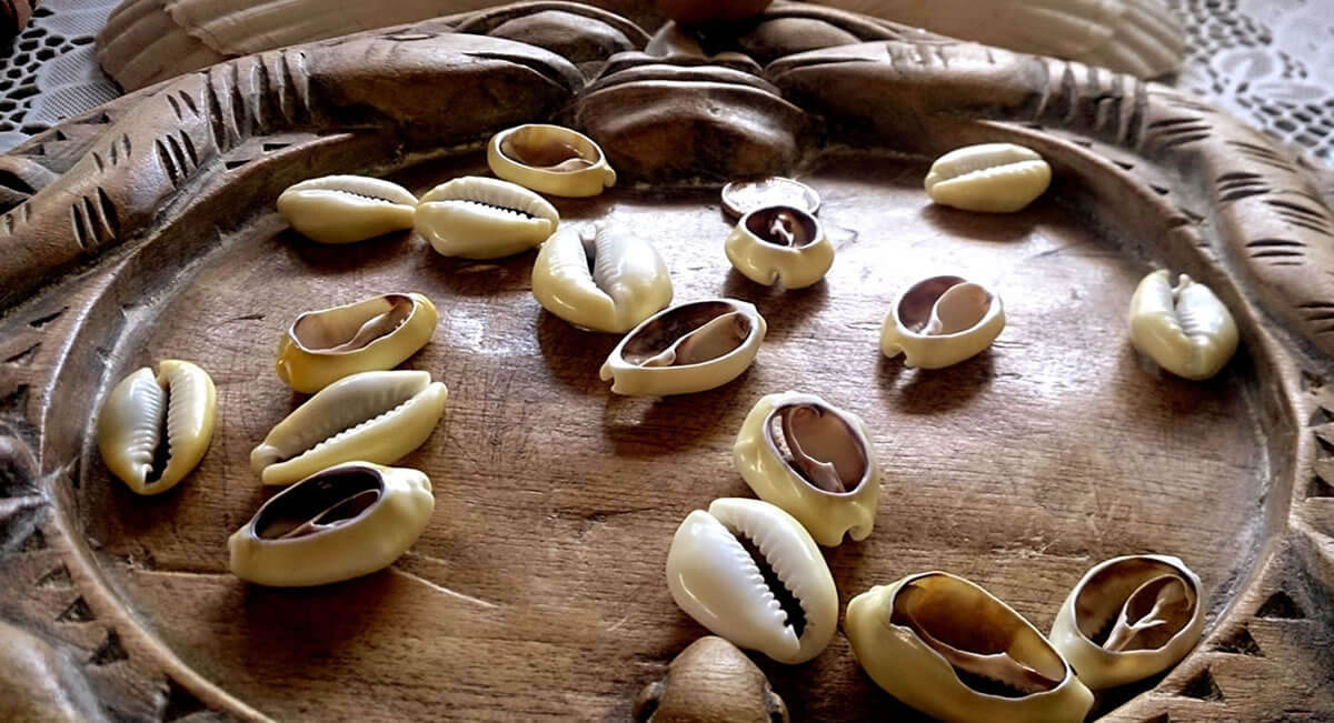 Cowrie Shells Divination: the Orishas voices