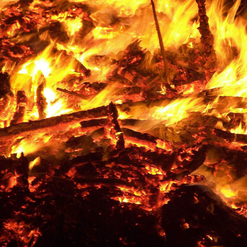 Diego de Oxóssi | Como povo nômade, a fogueira - ou melhor, o fogo - tem, para os Ciganos, um significado essencial de subsistência e proteção. Muito utilizada nos...